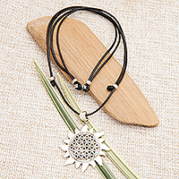 Halskette mit Anhänger aus Sterlingsilber, „Bright Summer“ – Verstellbare, sonnenförmige Halskette mit Anhänger aus Sterlingsilber