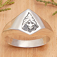 Gewölbter Ring aus Sterlingsilber, „Underworld Skull“ – Gewölbter Ring aus poliertem Sterlingsilber mit Totenkopfmotiv aus Bali