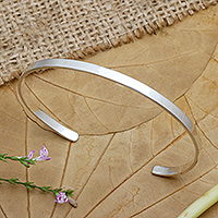 Manschettenarmband aus Sterlingsilber, „Yourself“ – Modernes Manschettenarmband aus Sterlingsilber mit hochglanzpolierter Oberfläche