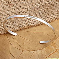 Manschettenarmband aus Sterlingsilber, „Your Karma“ – Poliertes, minimalistisches Karma-Manschettenarmband aus Sterlingsilber