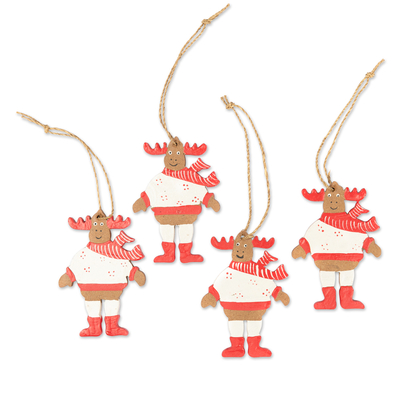 Adornos de madera, (juego de 4) - 4 adornos navideños de alces de madera pintados a mano de Bali
