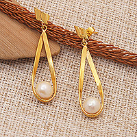 Pendientes colgantes de perlas cultivadas chapadas en oro - Aretes colgantes de perlas cultivadas con baño de oro pulido de 18k
