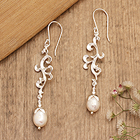 Pendientes colgantes de perlas cultivadas, 'Morning Bali' - Pendientes colgantes clásicos de plata de ley con perlas blancas