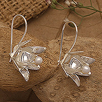 Pendientes colgantes de perlas cultivadas, 'Awakening Lotus' - Pendientes colgantes nupciales en forma de loto con perlas plateadas y blancas