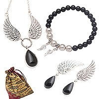 Kuratiertes Geschenkset „Wings of Wonder“ – Kuratiertes Geschenkset mit Halskette, Ohrringen und Armband aus Onyx-Silber