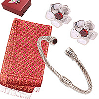 Set de regalo seleccionado, 'Chic Crimson' - Set de regalo curado con pulsera y pendientes de granate con chal de seda en rojo