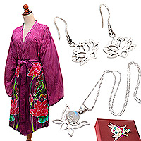 Kuratiertes Geschenkset „Zen Lotus“ – Kuratiertes Geschenkset mit Lotus-Halskette, Ohrringen und kurzer Robe