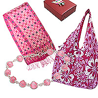 Kuratiertes Geschenkset „Pretty in Pink“ – Kuratiertes Geschenkset mit rosafarbenem Armband, Seidenschal und Hobo-Tasche