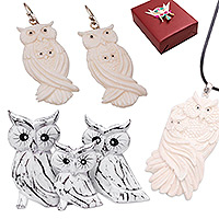 Kuratiertes Geschenkset, „Snowy Owl Charm“ – Schneeeulen-Halskette, Ohrringe und 3 Figuren, kuratiertes Geschenkset