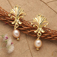 Pendientes colgantes de perlas cultivadas chapadas en oro - Aretes colgantes de perlas color melocotón con baño de oro de 18k de inspiración barroca