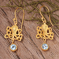 Pendientes colgantes de topacio azul chapados en oro, 'Golden Sage of the Sea' - Pendientes colgantes de pulpo chapados en oro de 22k con gemas de topacio azul