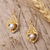 Pendientes colgantes de perlas cultivadas chapadas en oro - aretes colgantes kayonan de perlas cultivadas blancas bañadas en oro de 22k