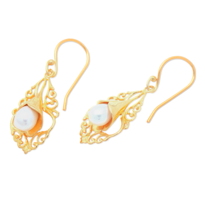 Pendientes colgantes de perlas cultivadas chapadas en oro - aretes colgantes kayonan de perlas cultivadas blancas bañadas en oro de 22k