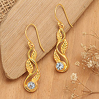 Vergoldete Ohrhänger mit blauem Topas, „Vines of Loyalty“ – 22 Karat vergoldete Ohrhänger mit blauem Topas in Blattform aus Bali