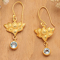 Pendientes colgantes de topacio azul chapados en oro, 'Joya azul de Brahman' - Pendientes colgantes de topacio azul chapados en oro de 22k en forma de loto