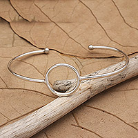 Manschettenarmband aus Sterlingsilber, „Globe-Trotting's Core“ – minimalistisches Manschettenarmband aus Sterlingsilber mit rundem Akzent