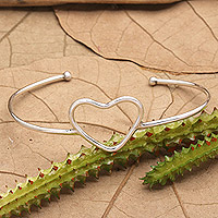 Manschettenarmband aus Sterlingsilber, „Globe-Trotting's Heart“ – Minimalistisches Herzsymbol aus Sterlingsilber
