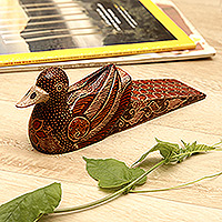 Tope de puerta de madera, 'Duck Dimension' - Tope de puerta de madera Pule con forma de pato Batik hecho a mano en tonos cálidos