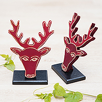 Wohnakzente aus Holz, „Deer Red“ (Paar) – Bemalte Wohnakzente aus rotem Pule-Holz mit Rentiermotiv (Paar)