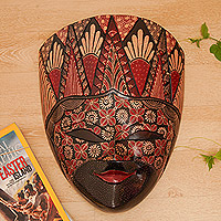 Holzmaske, „Prinz Panji“ – handgefertigte, florale und blätterige rote Batik-Pule-Holzmaske