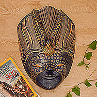 Holzmaske, „Manuk Rawa Festival“ – handgefertigte, blattförmige, blaue Batik-Pule-Holzmaske mit Vogelmotiv