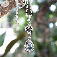 Blautopas-Anhänger-Halskette, „Loyal Summer“ – Blautopas-Anhänger-Halskette aus Sterlingsilber mit Blattmotiven