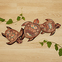 Holzwandkunst, „Familienschildkröte“ – handgefertigte Batik-Wandkunst aus Pule-Holz mit Schildkrötenmotiv aus Java