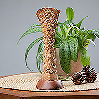 Escultura tallada a mano, 'Pulpo del Pacífico' - Escultura de pulpo tallada a mano con temática natural y base de madera
