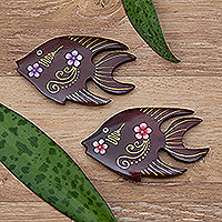 Holzmagnete, „Paradisial Fish“ (2er-Set) – Set aus 2 handbemalten, floralen, fischförmigen Holzmagneten