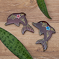 Holzmagnete, „Paradisiale Delfine“ (2er-Set) – Set aus 2 handbemalten Holzmagneten in Delfinform mit Blumenmuster