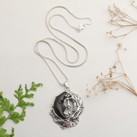 Halskette mit Granat-Anhänger, „Die Nacht der Liebenden“ – Halskette mit Anhänger aus natürlichem Granat mit Mond- und Naturmotiv