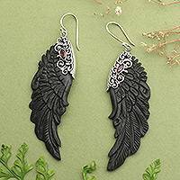 Granat-Ohrhänger, „Flug bei Nacht“ – Flügelförmige geschnitzte Ohrhänger aus natürlichem Granat-Silber