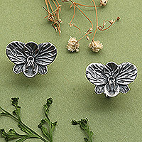 Pendientes de botón de plata de primera ley, 'Orquídeas antiguas' - Pendientes de botón de plata de ley con forma de orquídea oxidada