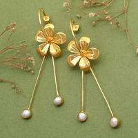 Pendientes colgantes de perlas cultivadas bañadas en oro - aretes colgantes de perlas con temática frangipani bañados en oro de 18k