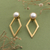 Pendientes colgantes de perlas cultivadas bañadas en oro - Aretes colgantes de perlas minimalistas pulidos y chapados en oro de 18k