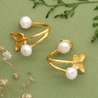 Pendientes colgantes de perlas cultivadas bañadas en oro, 'Pearly Butterfly' - Pendientes colgantes de perlas cultivadas bañadas en oro de 18k tipo mariposa