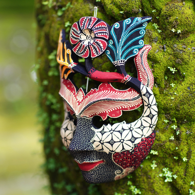 Máscara de madera batik - Máscara de madera Batik Pule hecha a mano con temática de hibisco de Java