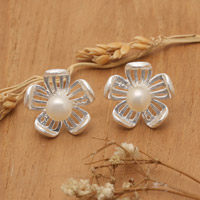 Knopfohrringe mit Zuchtperlen, „Pure Flower“ – Knopfohrringe mit gebürstetem Satin-Finish und floralen weißen Perlen