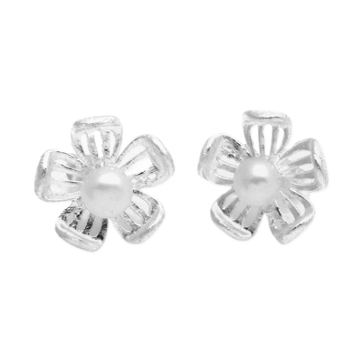 Knopfohrringe mit Zuchtperlen, „Pure Flower“ – Knopfohrringe mit gebürstetem Satin-Finish und floralen weißen Perlen