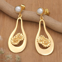 Pendientes colgantes de perlas cultivadas bañadas en oro, 'Juntos en primavera' - Pendientes colgantes de perlas cultivadas grises florales chapados en oro de 18k
