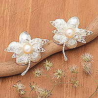Knopfohrringe aus Zuchtperlen, „Joyous Dragonfly“ – Ohrringe mit gelben Perlenknöpfen mit Blumen- und Libellenmotiv