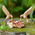 Holzskulptur - Handgefertigte Kolibri-Skulptur aus Holz mit pilzartigem Sockel