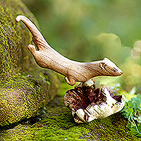 Holzskulptur „Springendes Frettchen“ – handgefertigte Holzskulptur eines Frettchens mit pilzähnlichem Sockel