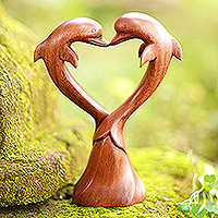 Escultura de madera, 'Loving Dolphins' - Escultura de madera de suar en forma de corazón con temática de delfines