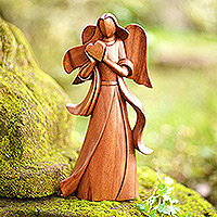 Escultura de madera, 'Sending Love' - Escultura romántica de madera de Suar con temática de ángel de Bali