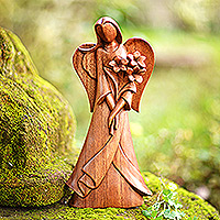 Escultura de madera, 'Flores de San Valentín' - Escultura de madera de Suar floral con temática de ángel de Bali