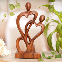 Escultura de madera, 'Sweetheart Couple' - Escultura semiabstracta de madera de suar en forma de corazón de Bali