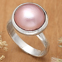 Anillo de cóctel con perlas cultivadas - Anillo de cóctel moderno con perlas cultivadas de color rosa muy pulido