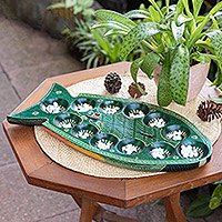 Mancala-Set aus Batikholz, „Swimming Tilapia“ – faltbares Mancala-Brettspielset aus Batikholz in Fischform