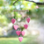 Wandbehang aus Holz - Handgeschnitzter und bemalter rosafarbener Wandbehang aus Holz mit Herzmotiv